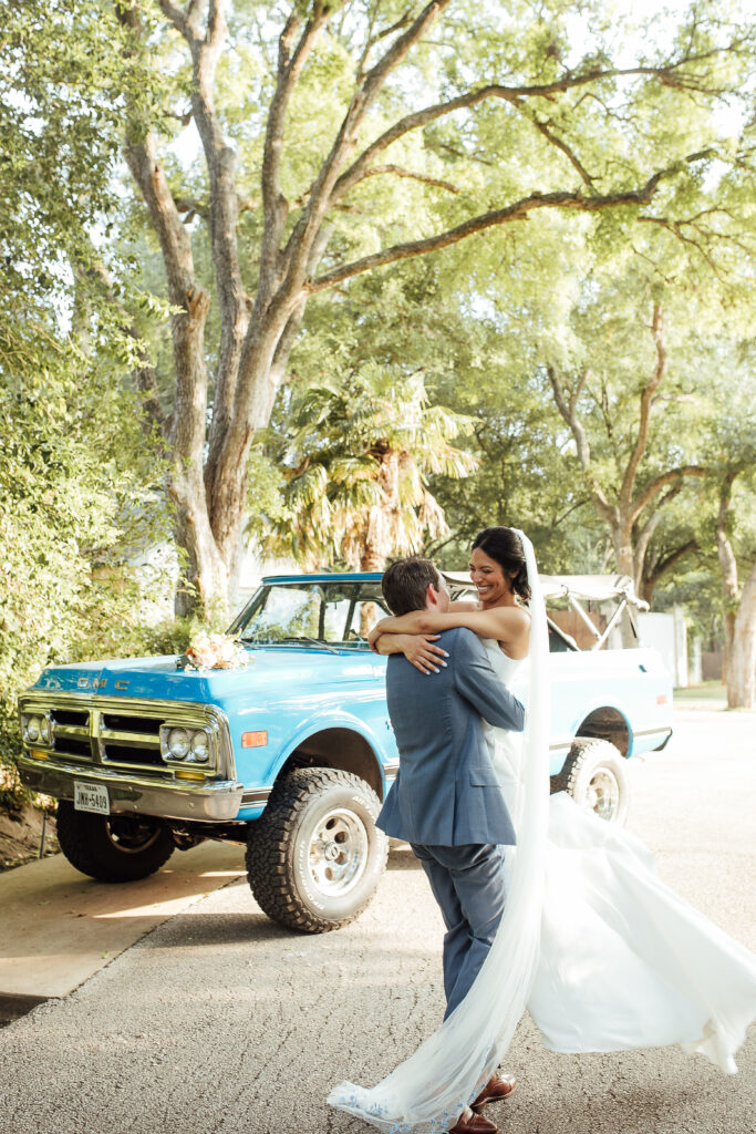 Photographer catches cute moment during wedding pictures